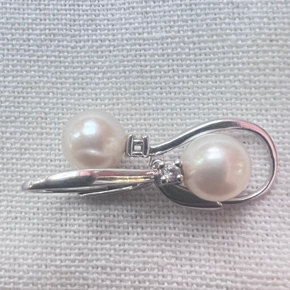 14k white gold Philberta earrings - Picture 3 of 6